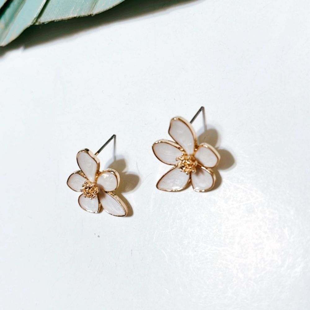 White flower stud earrings S38 - Picture 3 of 4